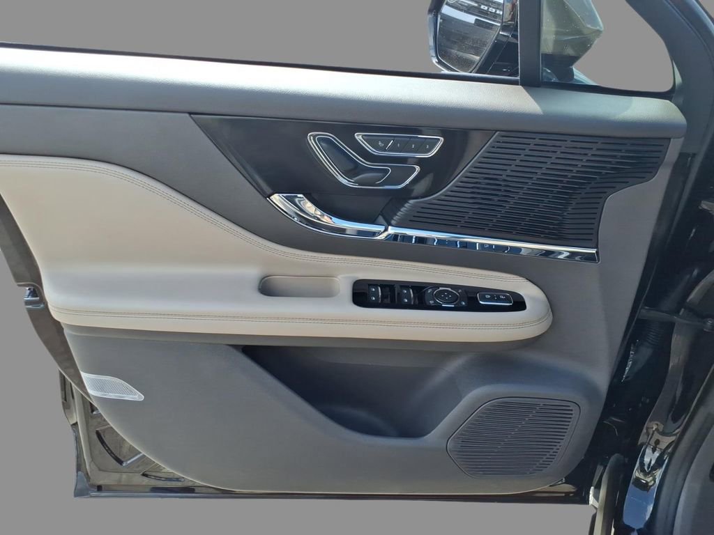 Used 2022 Lincoln Corsair FWD w/ Premium Package image 16