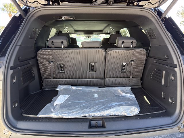 New 2027 Chevrolet Traverse LT w/ Sun and Wheel Package FWD image 10