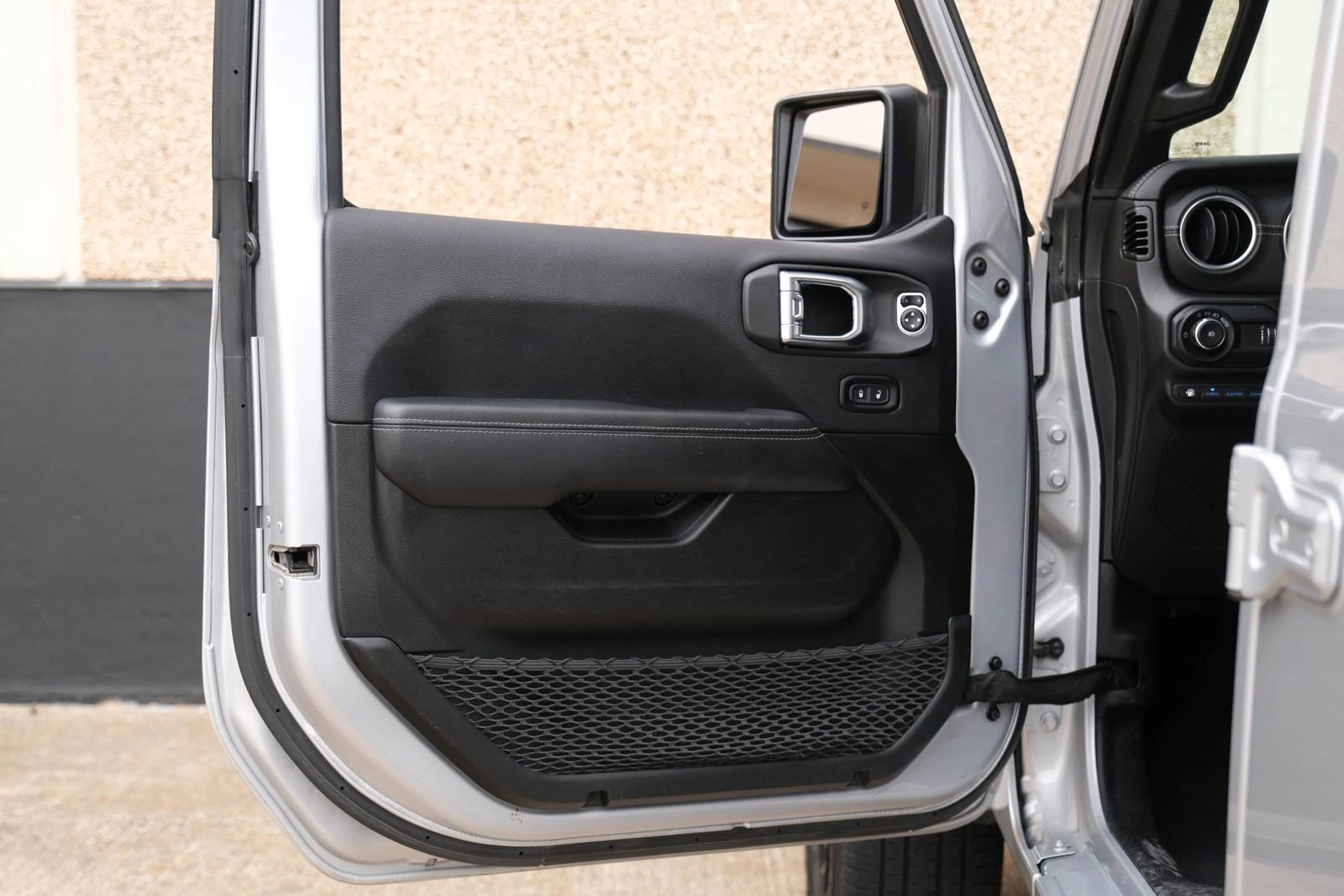 Used 2023 Jeep Wrangler Unlimited Sahara AWD/4WD image 18