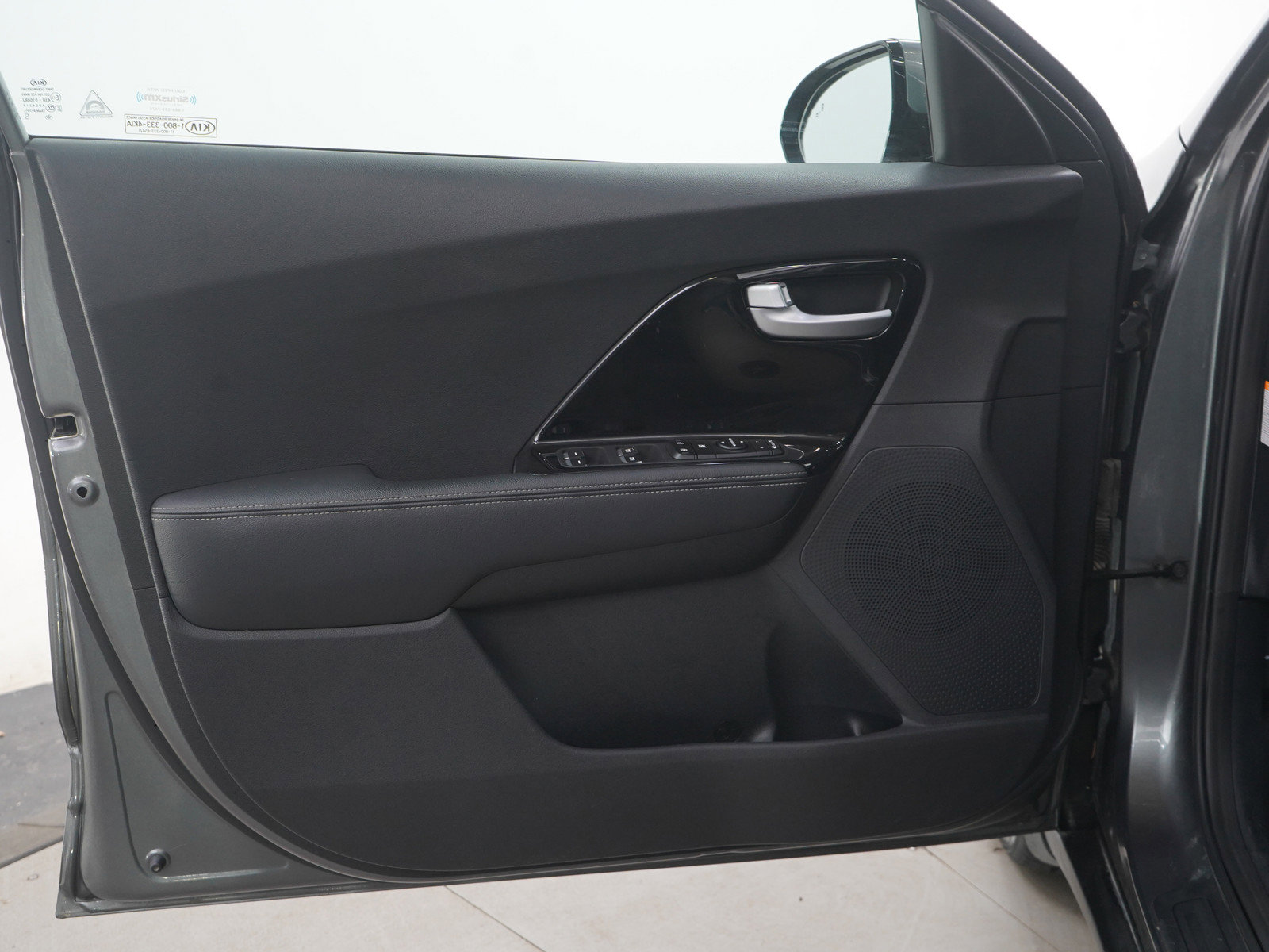 Used 2017 Kia Niro EX image 18