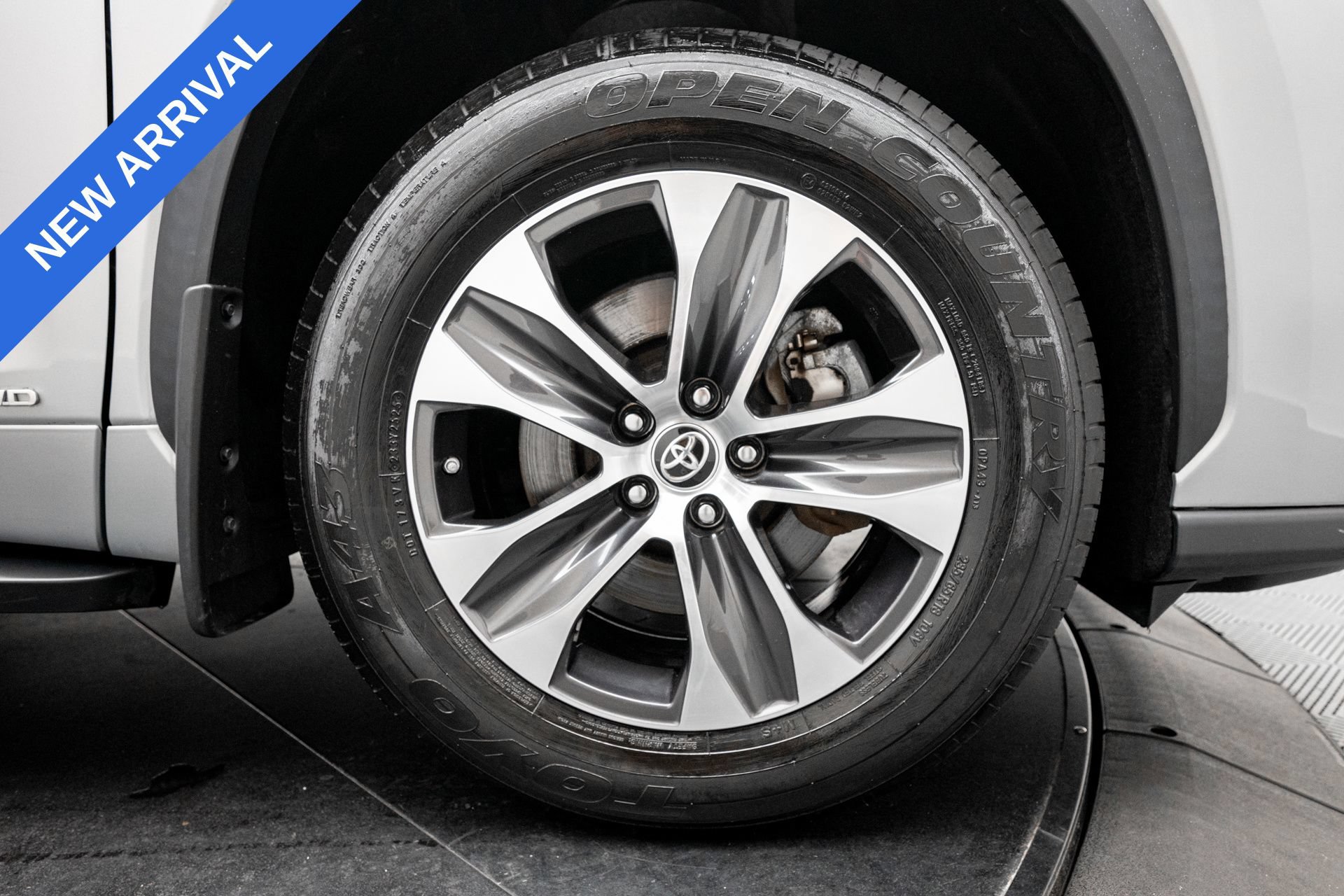 Used 2021 Toyota Highlander XLE AWD/4WD image 28