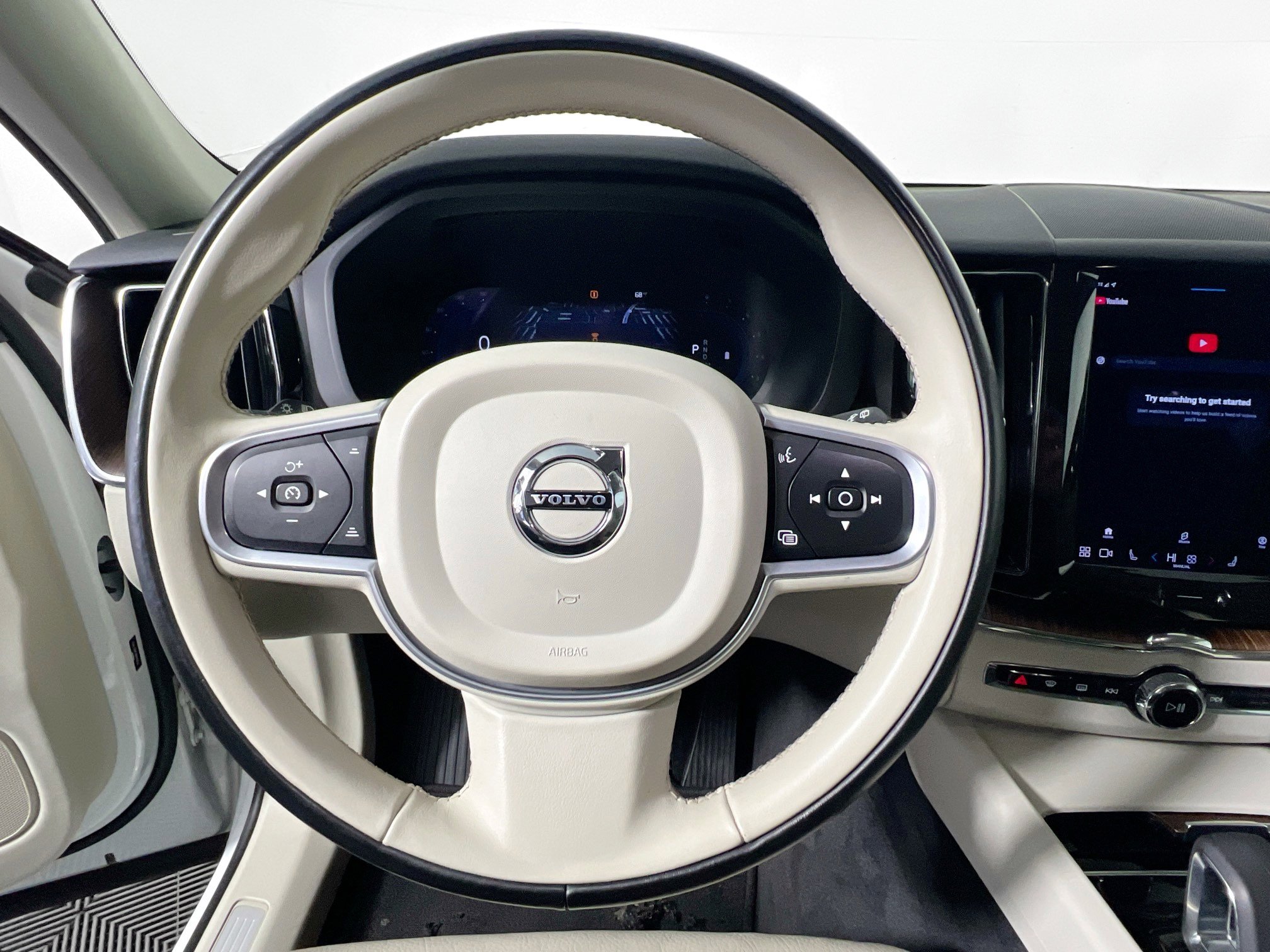 Used 2022 Volvo XC60 B5 Momentum image 17