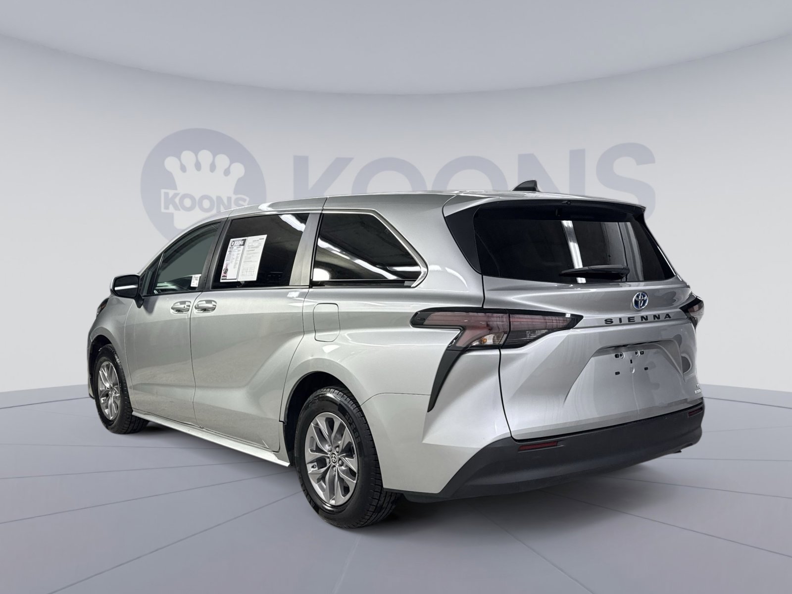Used 2024 Toyota Sienna LE FWD image 18