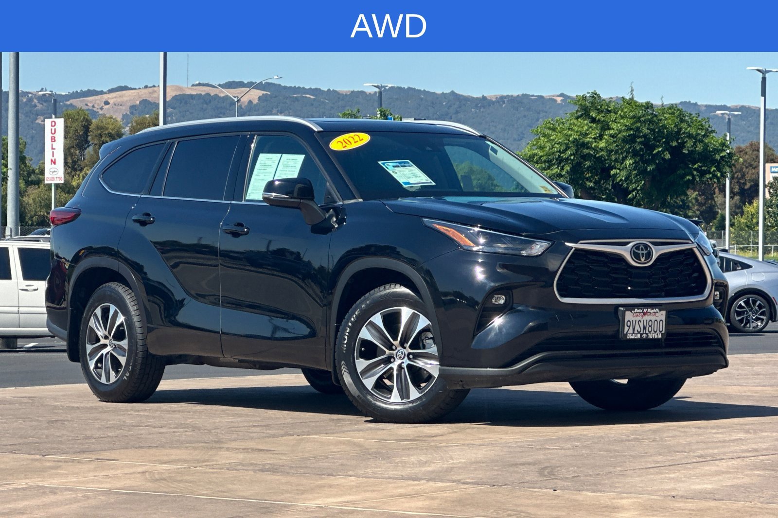 Used 2022 Toyota Highlander XLE AWD/4WD image 2