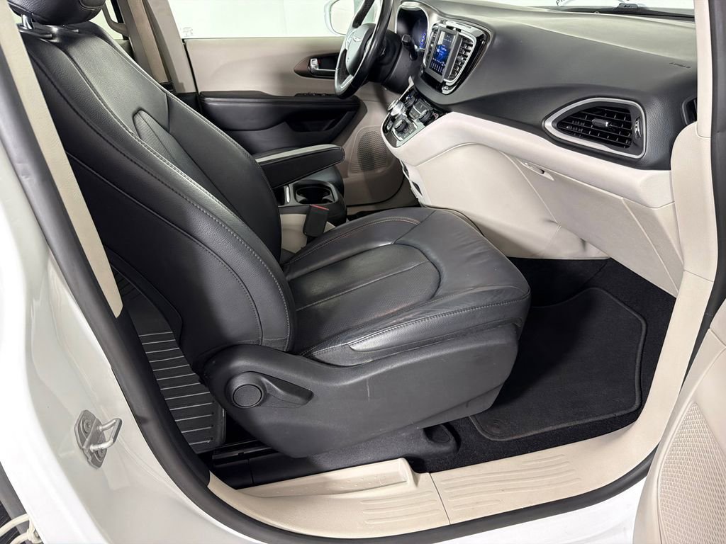 Used 2019 Chrysler Pacifica Touring-L FWD image 13