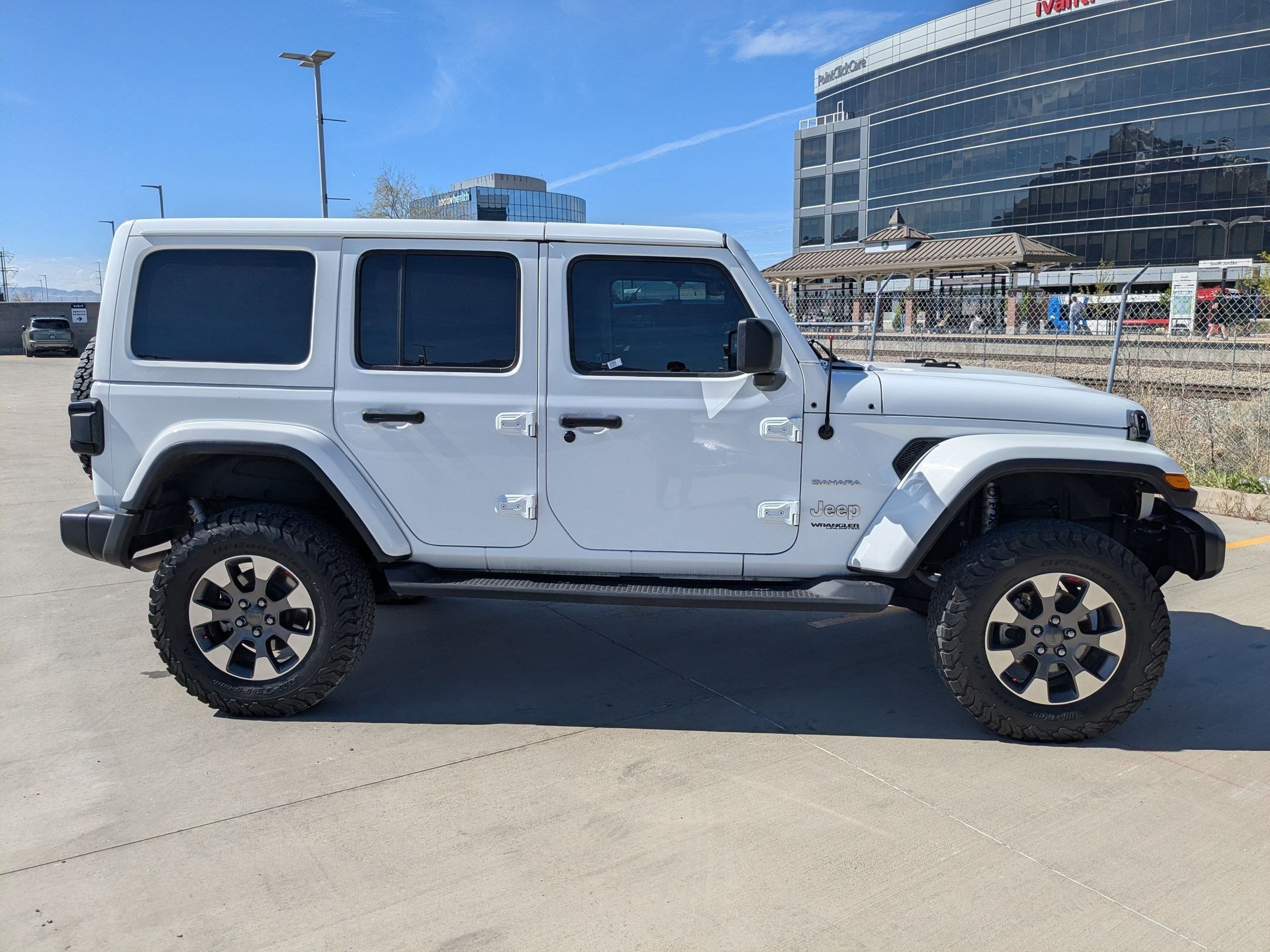 Used 2018 Jeep Wrangler Unlimited Sahara w/ Uconnect 4C Nav & Sound Group image 6