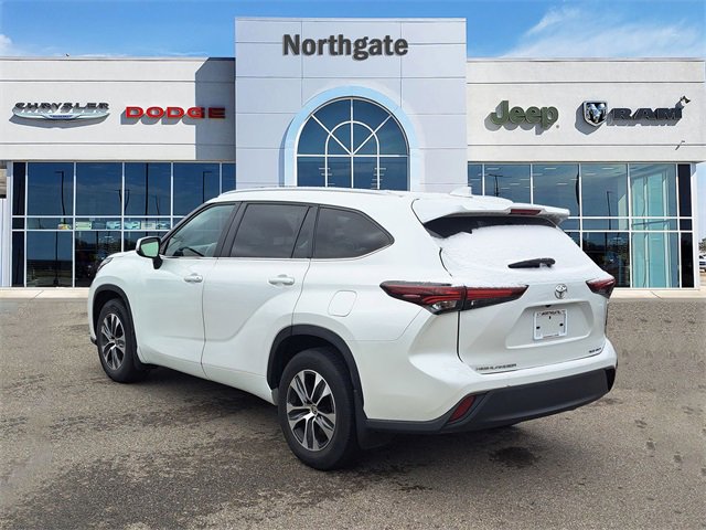 Used 2024 Toyota Highlander XLE image 3