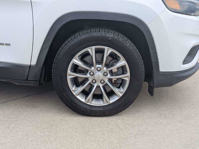 Certified 2019 Jeep Cherokee Latitude Plus w/ Comfort/Convenience Group FWD image 11