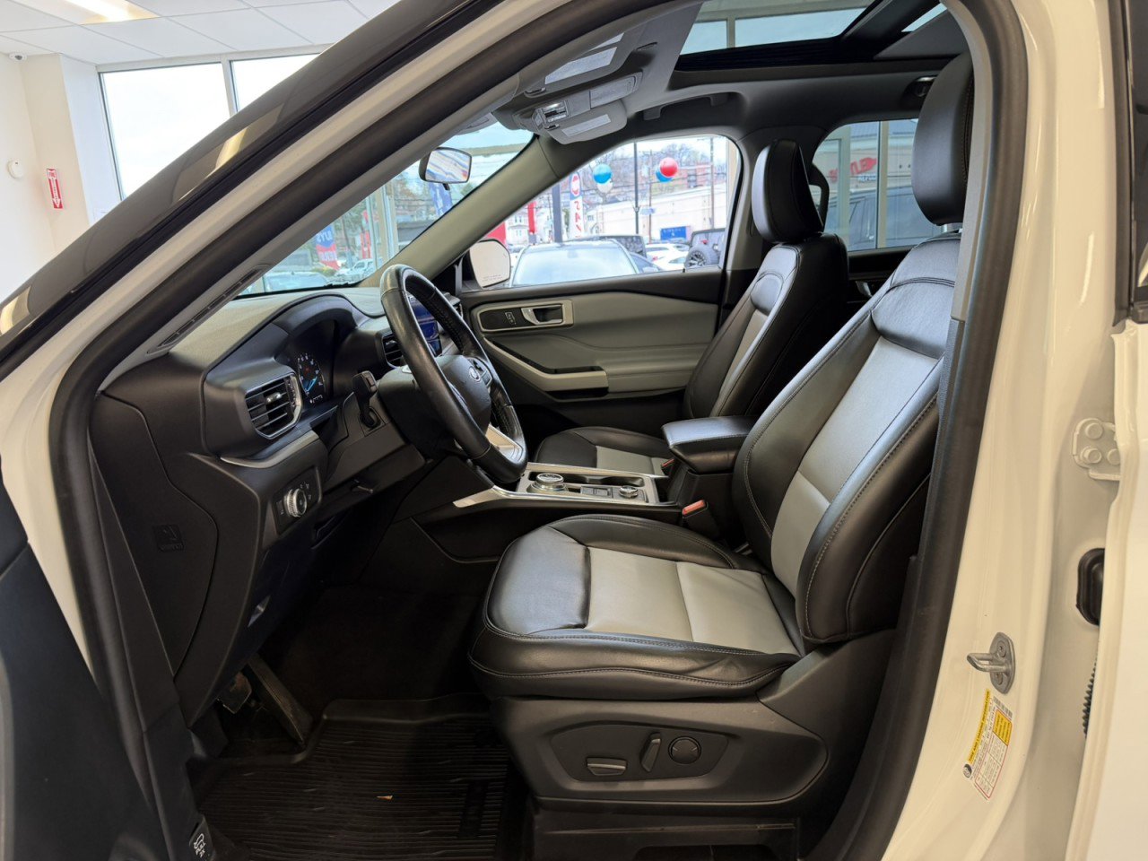 Used 2022 Ford Explorer XLT w/ Equipment Group 202A AWD/4WD image 27