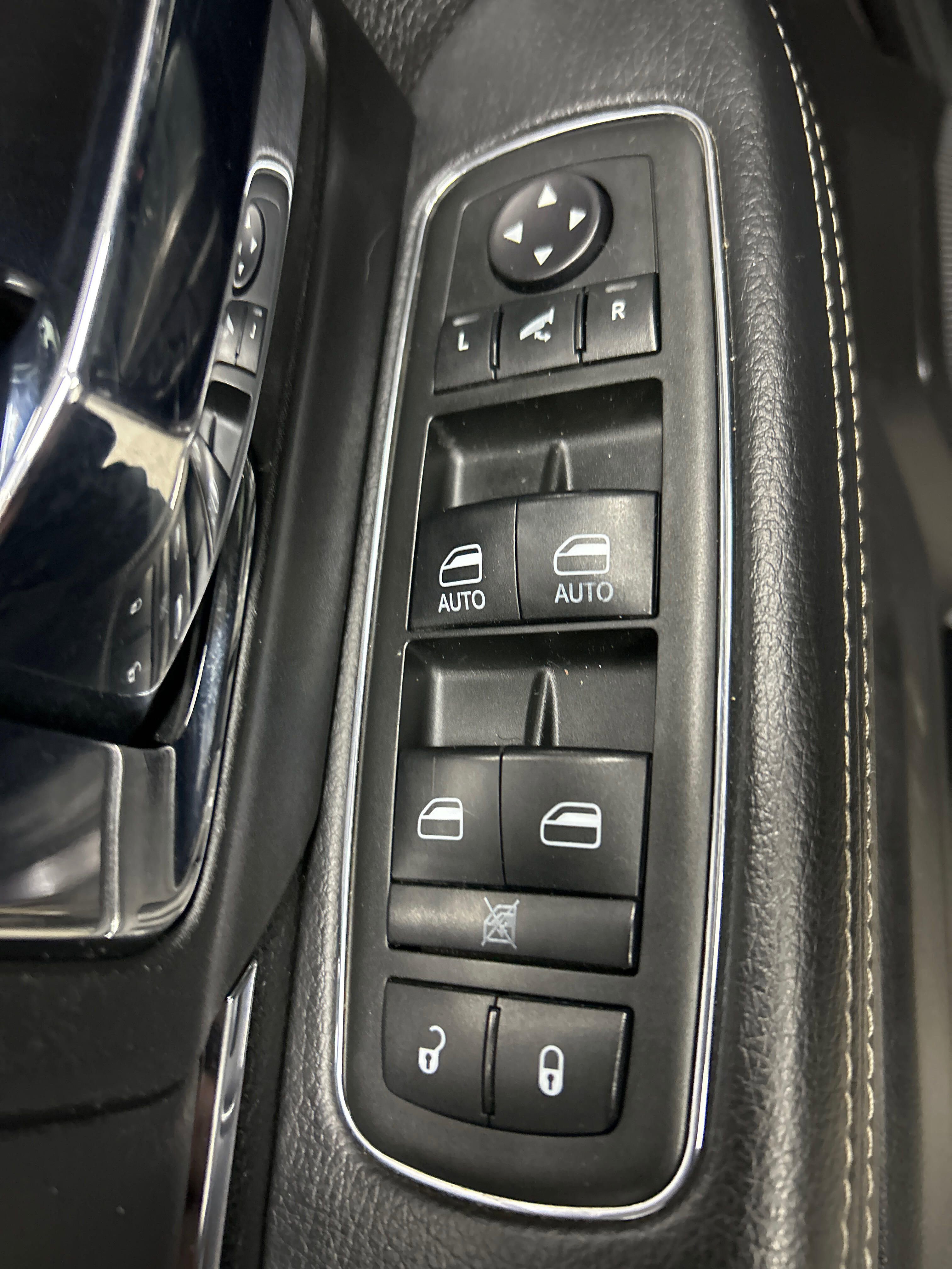 Used 2015 RAM 1500 Laramie w/ Convenience Group AWD/4WD image 9