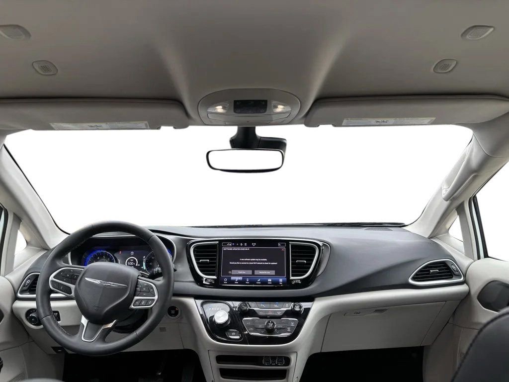 Used 2024 Chrysler Pacifica Touring-L image 18