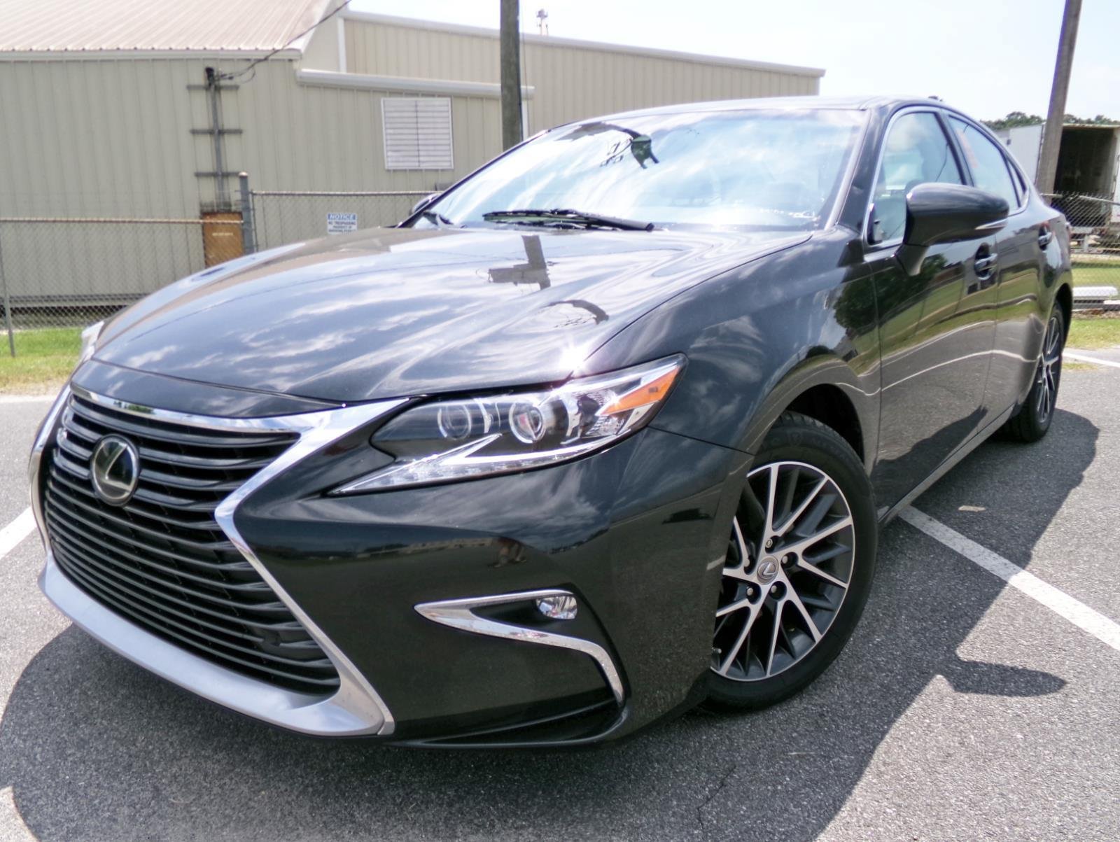 Used 2017 Lexus ES 350 w/ Luxury Package FWD image 1