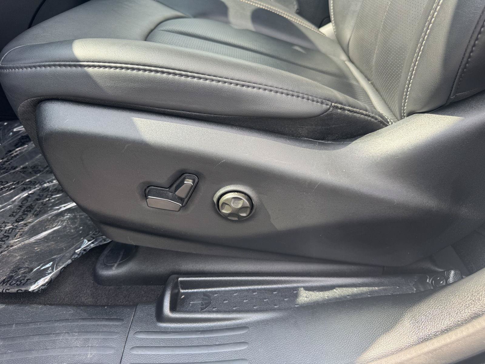 Used 2025 Chrysler Pacifica Select FWD image 29