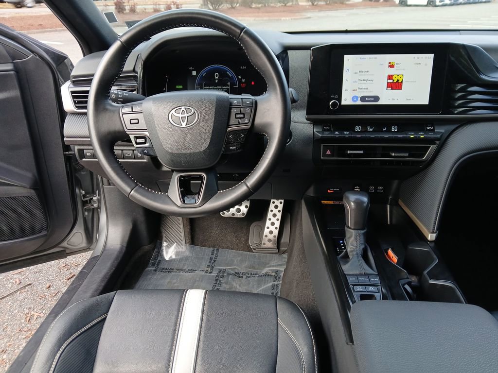 Used 2025 Toyota Camry SE image 13