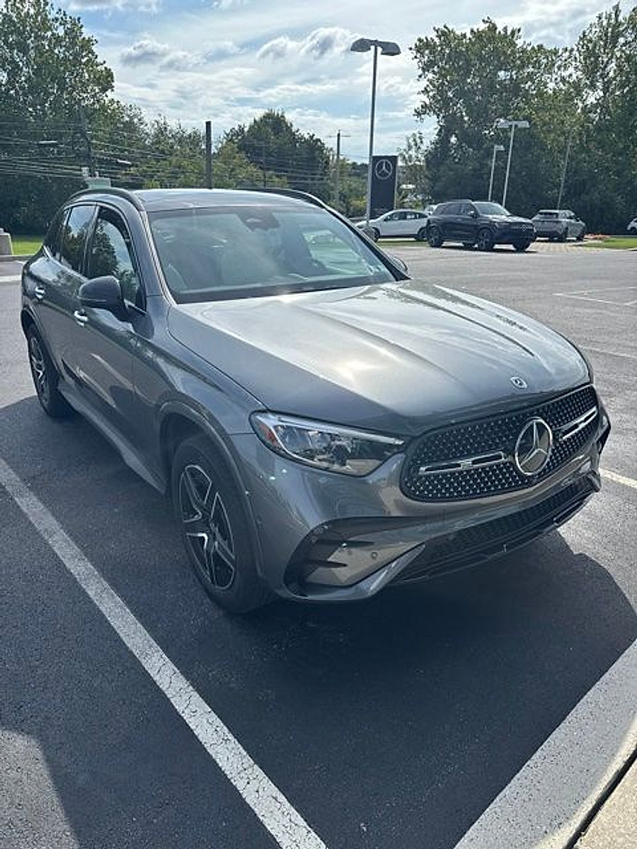 Used 2023 Mercedes-Benz GLC 300 4MATIC image 2