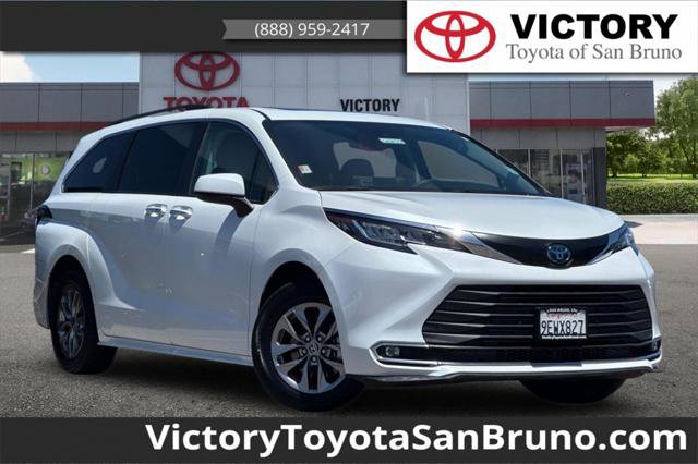 Certified 2023 Toyota Sienna XLE image 1