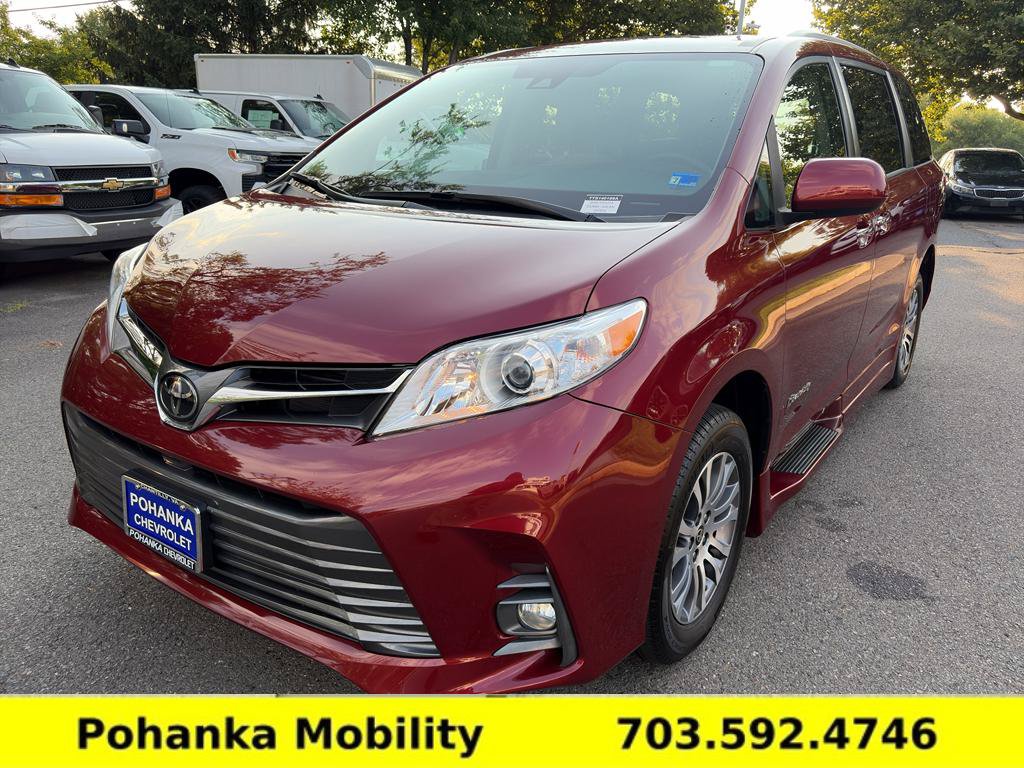 Used 2020 Toyota Sienna XLE w/ XLE Navigation Package FWD image 3