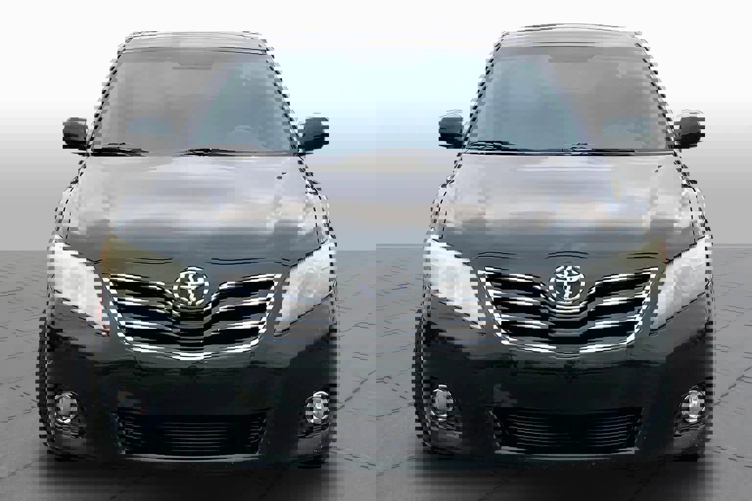 Used 2011 Toyota Camry XLE w/ XLE Extra-Value Pkg #1 FWD image 3