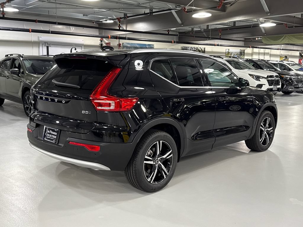 Used 2025 Volvo XC40 B5 Core AWD/4WD image 2