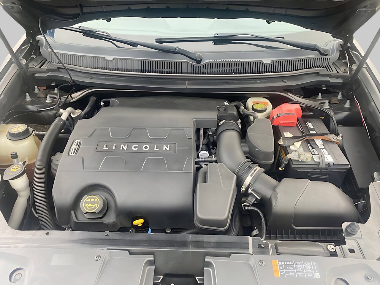 Used 2015 Lincoln MKT AWD image 5