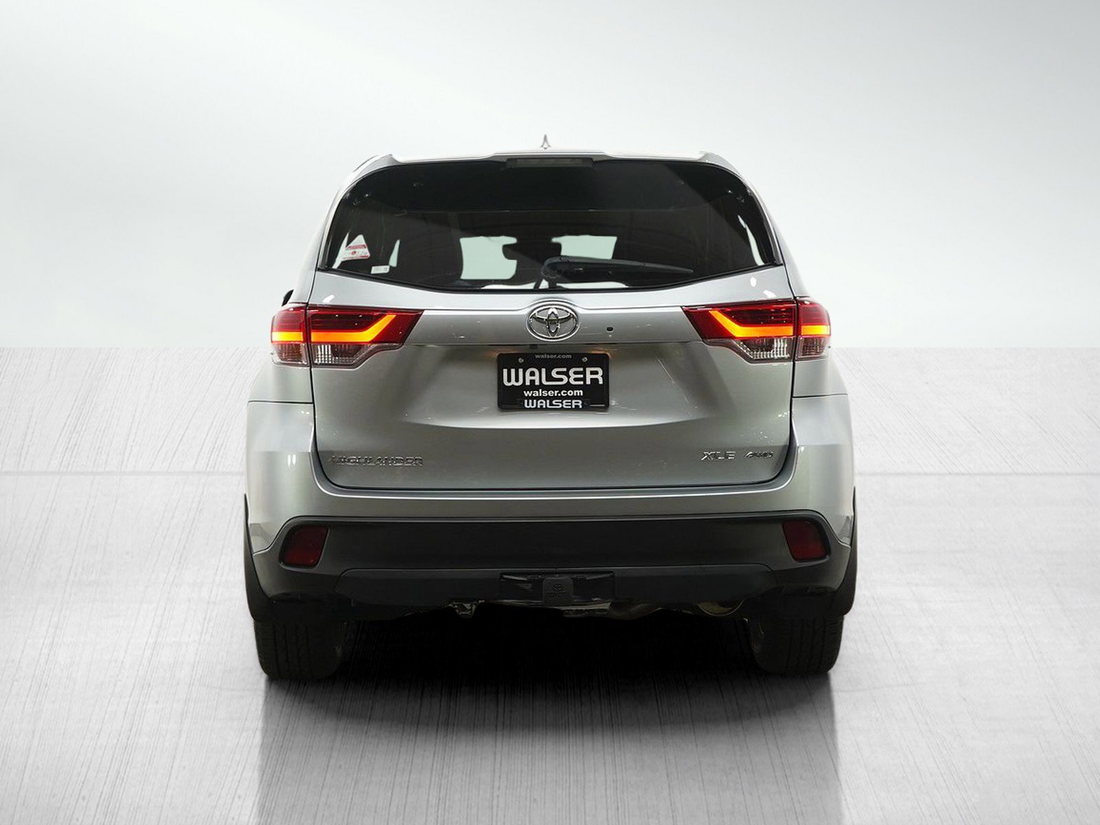 Used 2019 Toyota Highlander XLE AWD/4WD image 4
