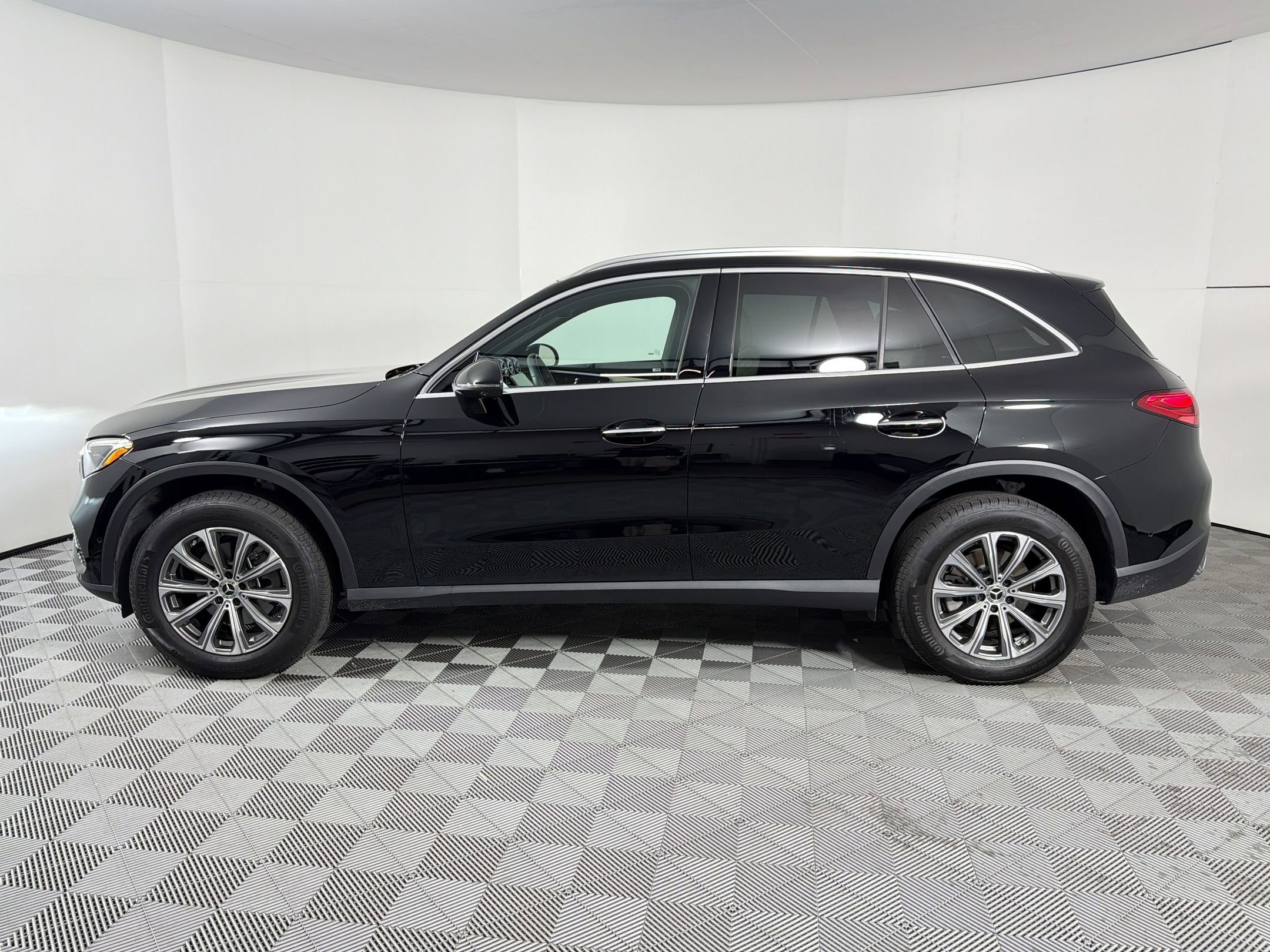 Used 2025 Mercedes-Benz GLC 300 image 2