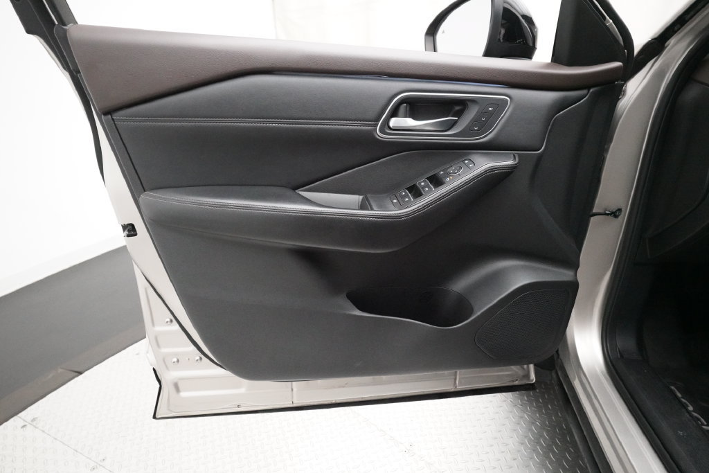 Used 2021 Nissan Rogue Platinum AWD/4WD image 25