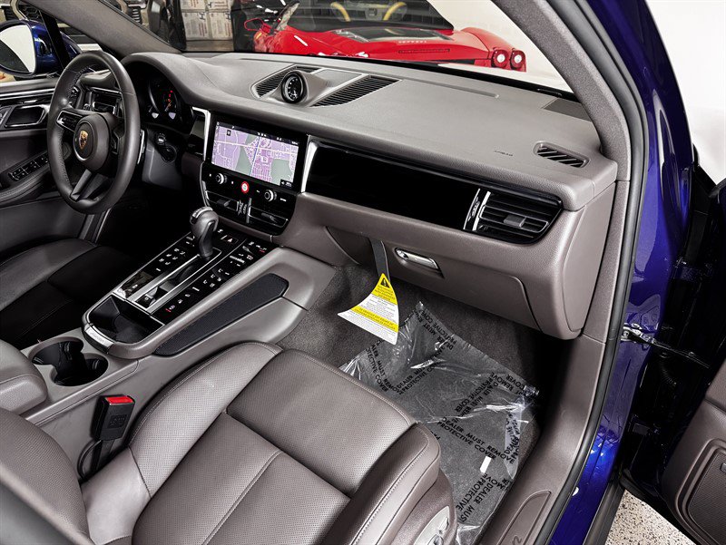 Used 2025 Porsche Macan w/ Premium Package Plus AWD/4WD image 34
