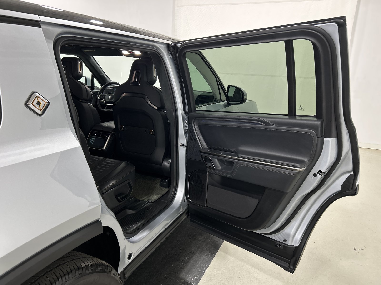 Used 2024 Rivian R1S Adventure AWD/4WD image 19