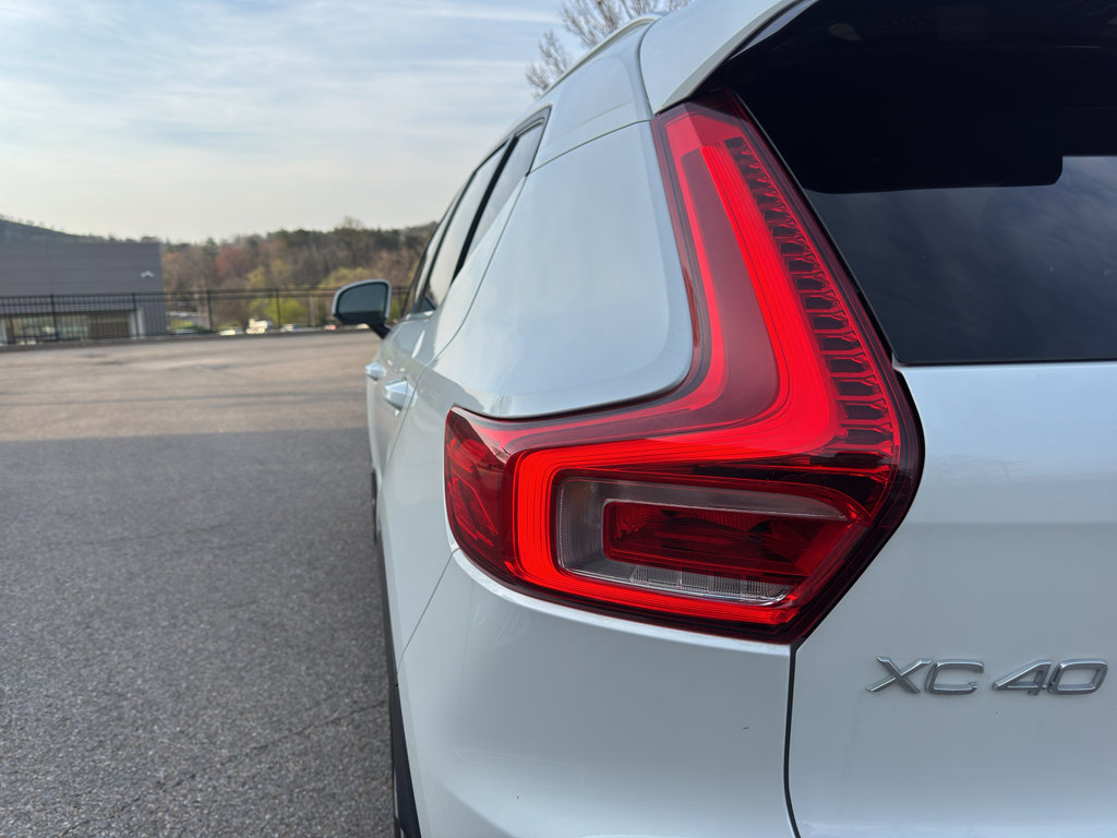 Used 2025 Volvo XC40 B5 Plus image 7