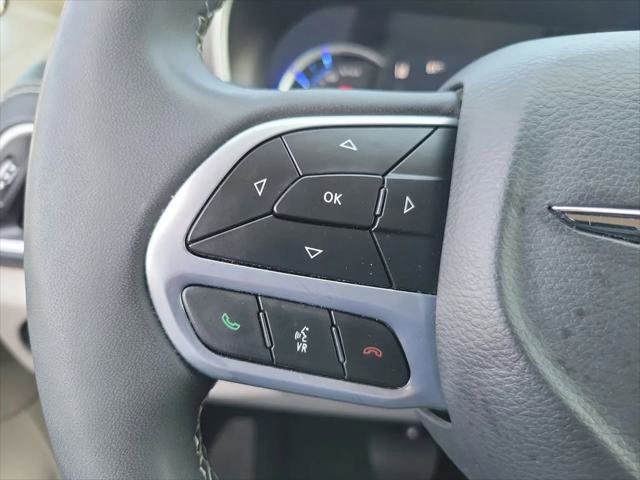 Certified 2024 Chrysler Pacifica Limited FWD image 8