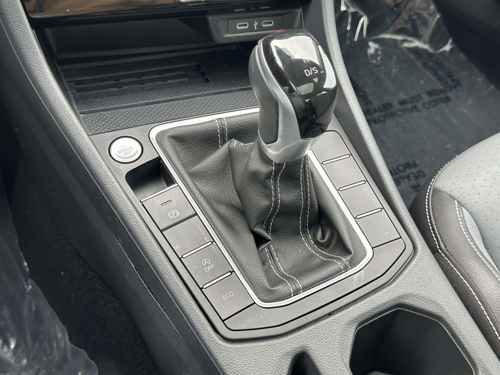 Certified 2025 Volkswagen Jetta SE w/ Sunroof Package image 30