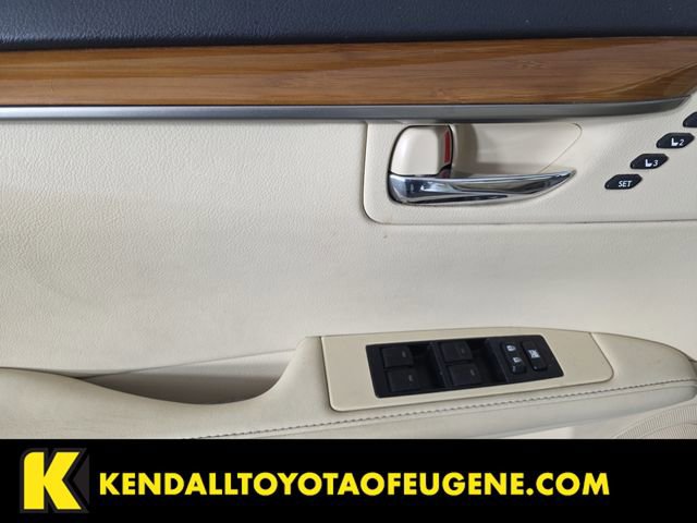 Used 2015 Lexus ES 300h w/ Premium Package w/Bamboo Trim FWD image 12