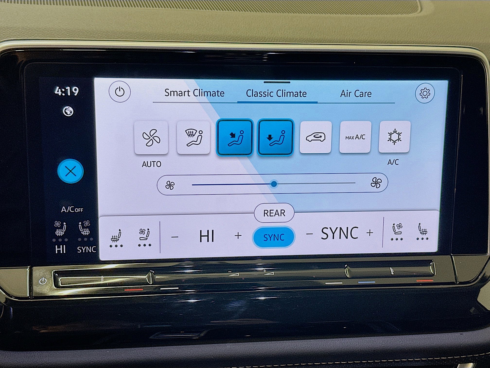 Used 2025 Volkswagen Atlas SE image 24