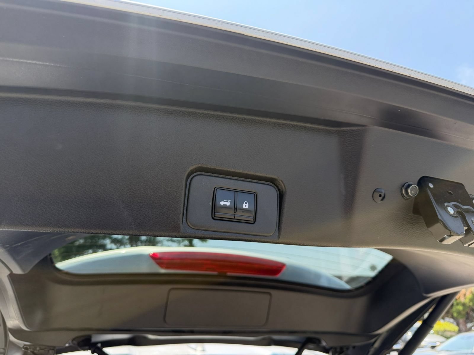 Used 2025 Nissan Rogue SV FWD image 23