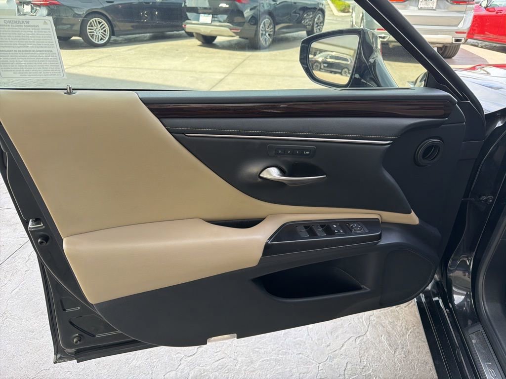 Used 2019 Lexus ES 300h w/ Premium Package image 8