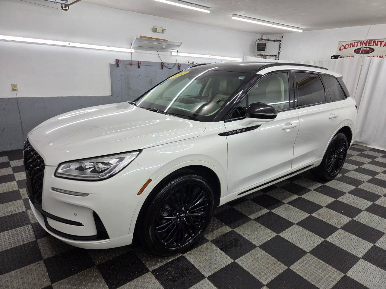 Used 2024 Lincoln Corsair Reserve w/ Equipment Group 201A AWD/4WD image 2