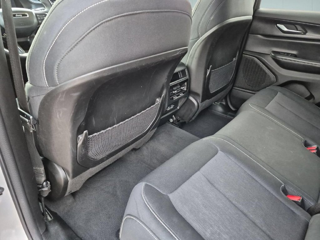 Used 2024 Jeep Grand Cherokee Laredo AWD/4WD image 26