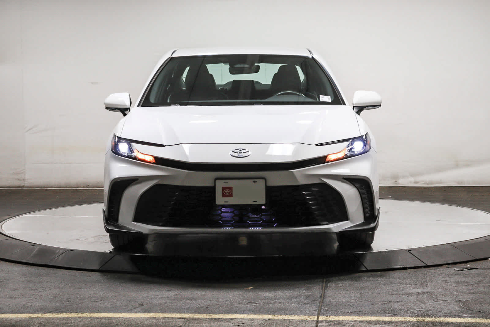 Used 2025 Toyota Camry SE w/ Convenience Package FWD image 2
