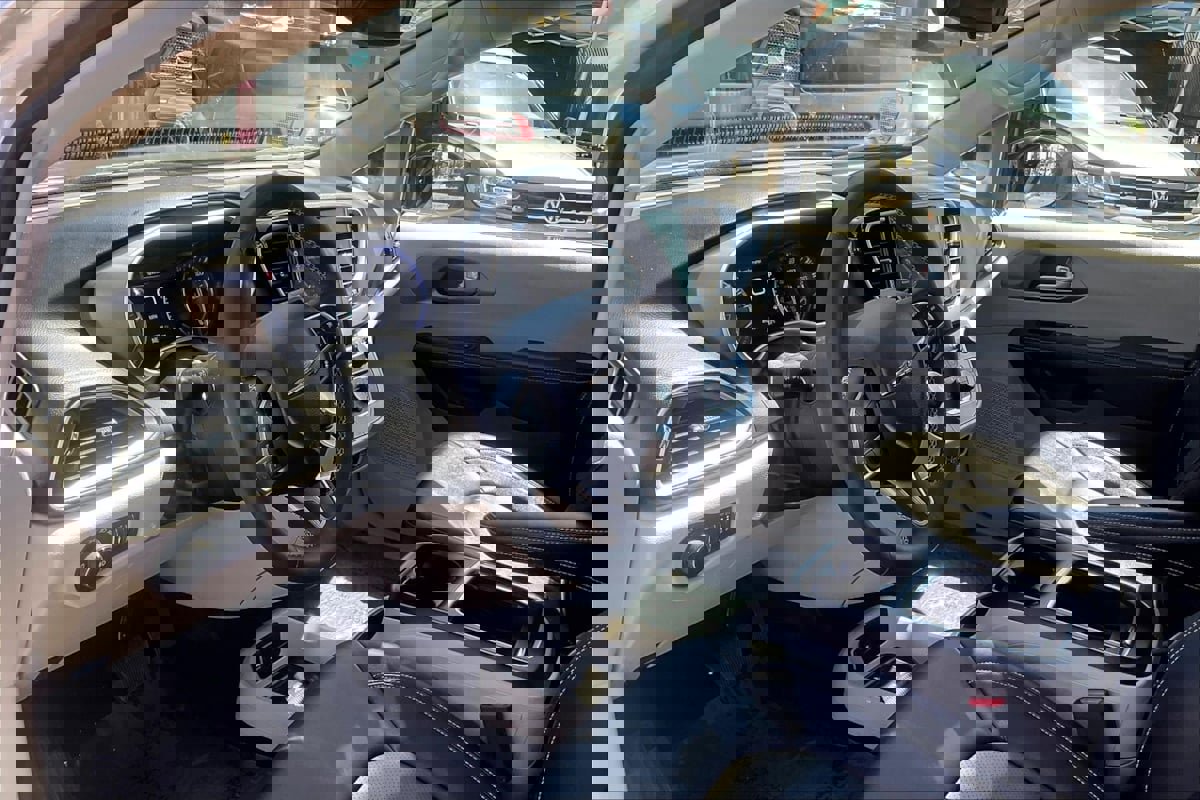 Used 2024 Chrysler Pacifica Touring-L image 11