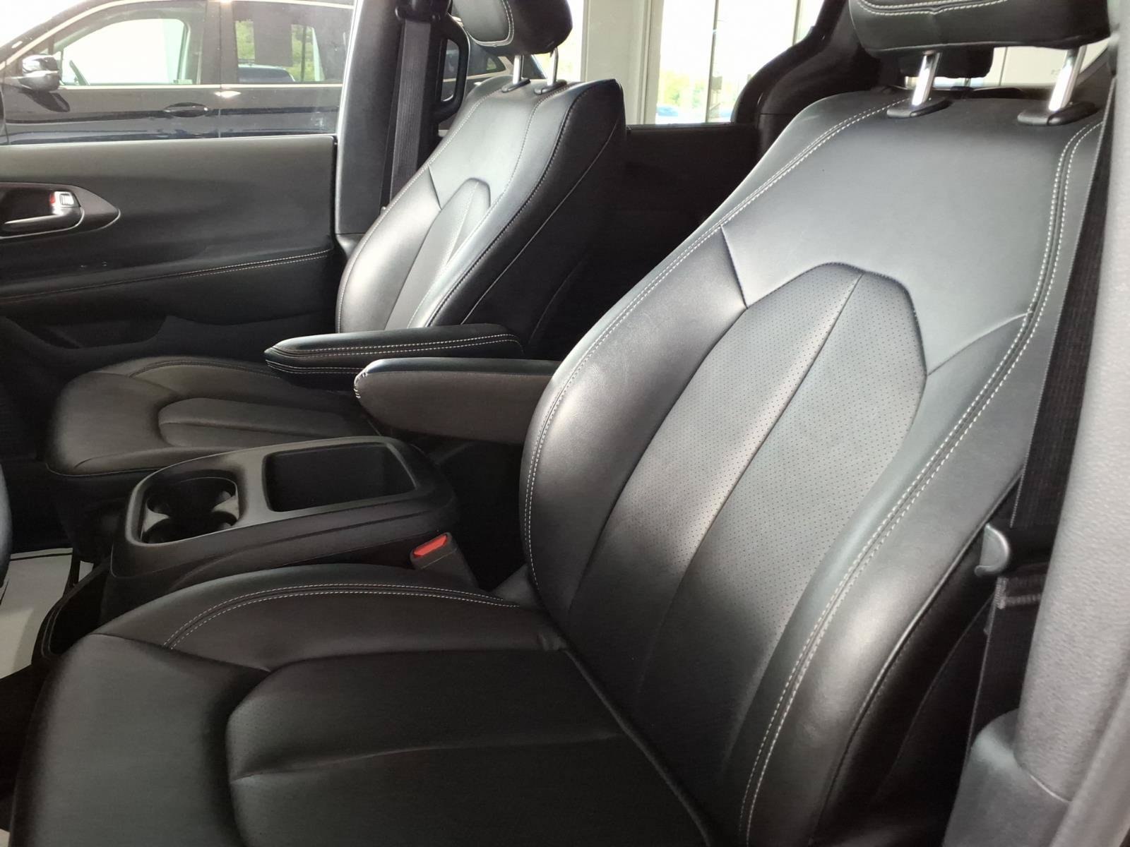 Used 2025 Chrysler Pacifica Select FWD image 10