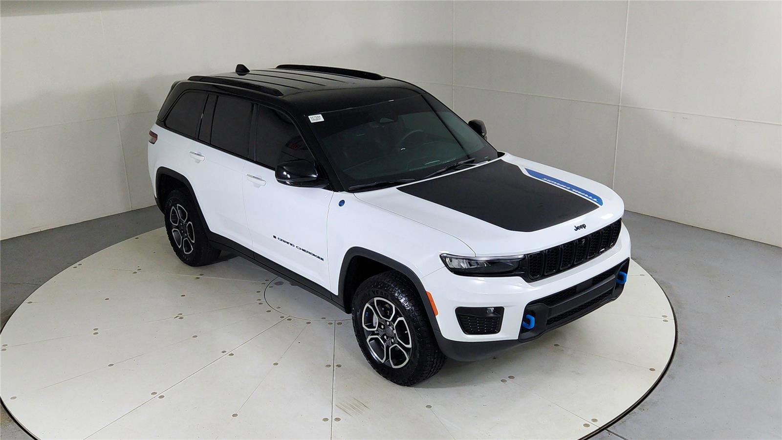 Used 2024 Jeep Grand Cherokee Trailhawk w/ Luxury Tech Group III image 13