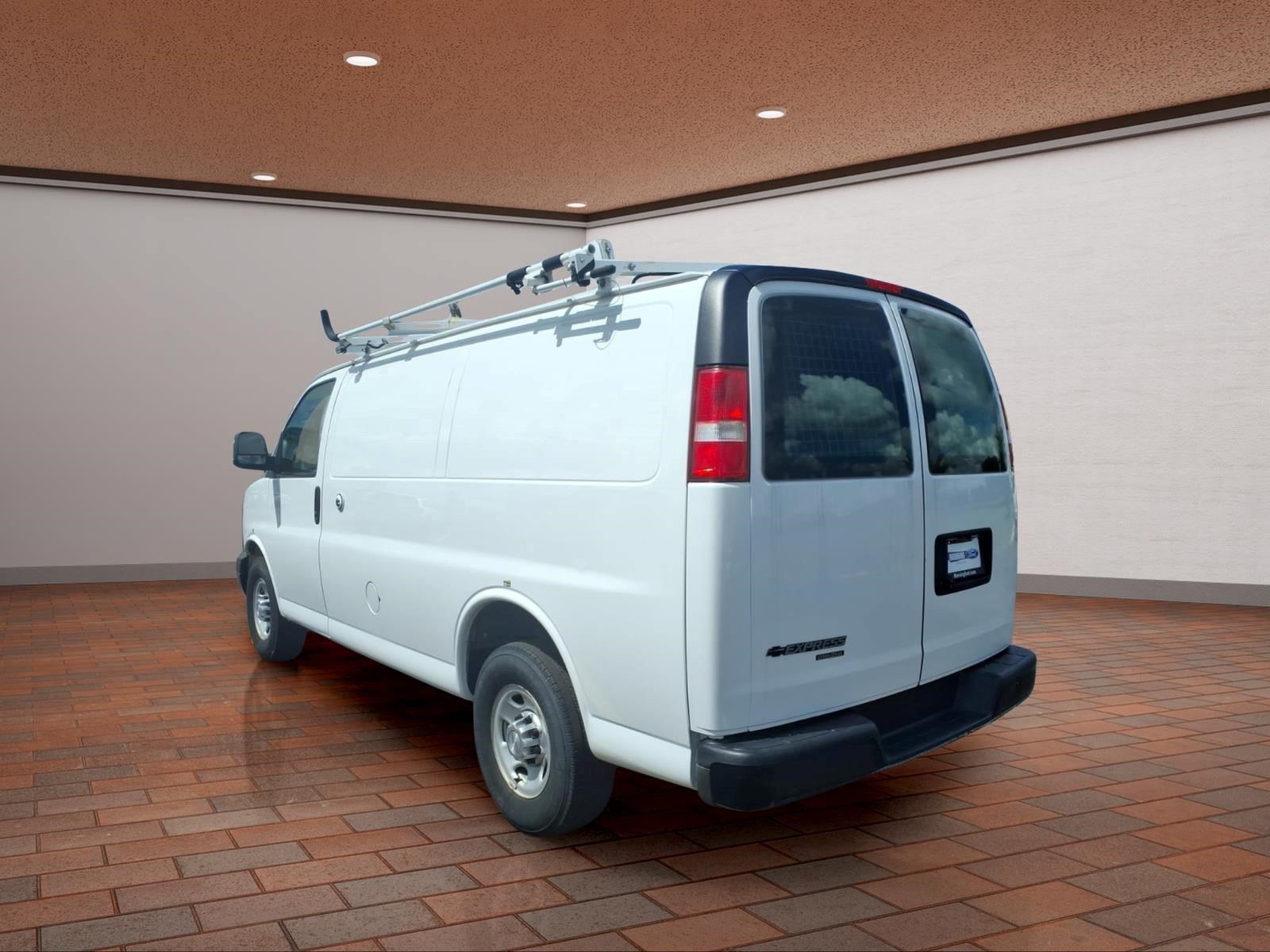 Used 2015 Chevrolet Express 2500 RWD image 6