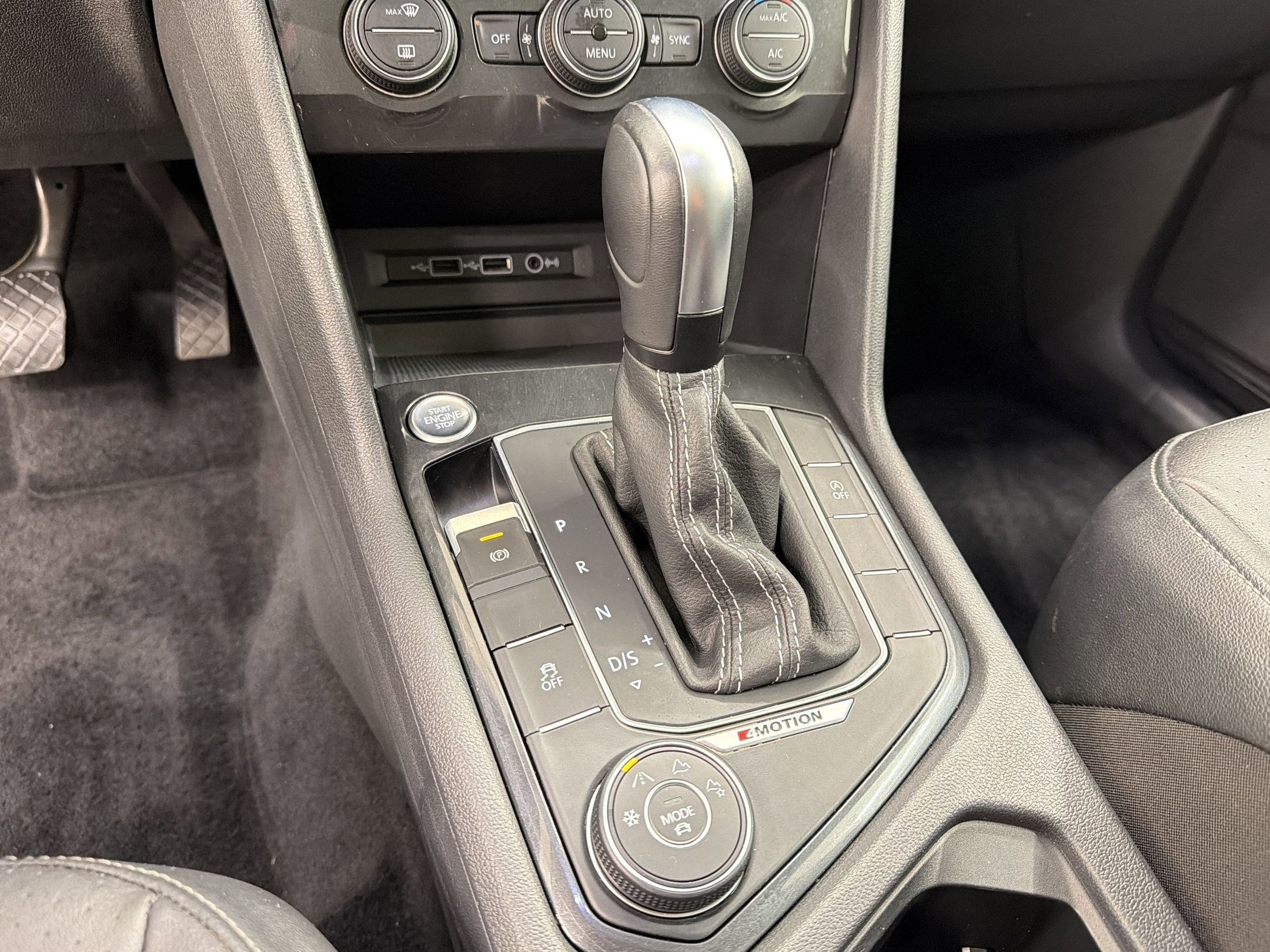 Used 2018 Volkswagen Tiguan SE w/ Panoramic Sunroof Package image 16