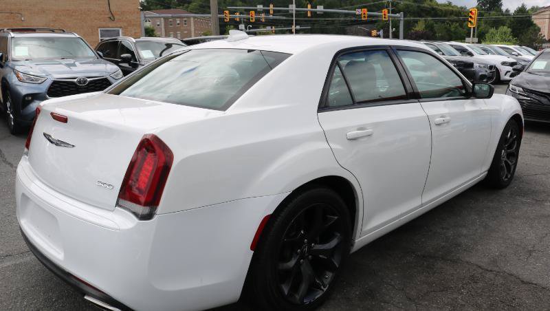 Used 2018 Chrysler 300 Touring w/ Sport Appearance Package RWD image 6