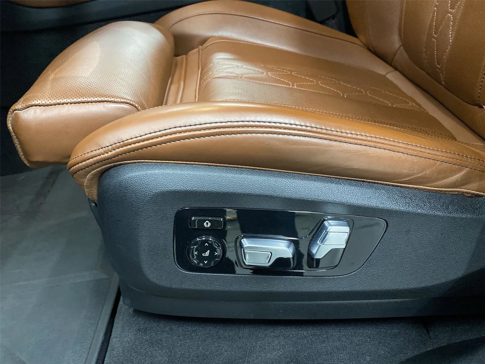 Used 2021 BMW X5 M50i w/ Executive Package image 18