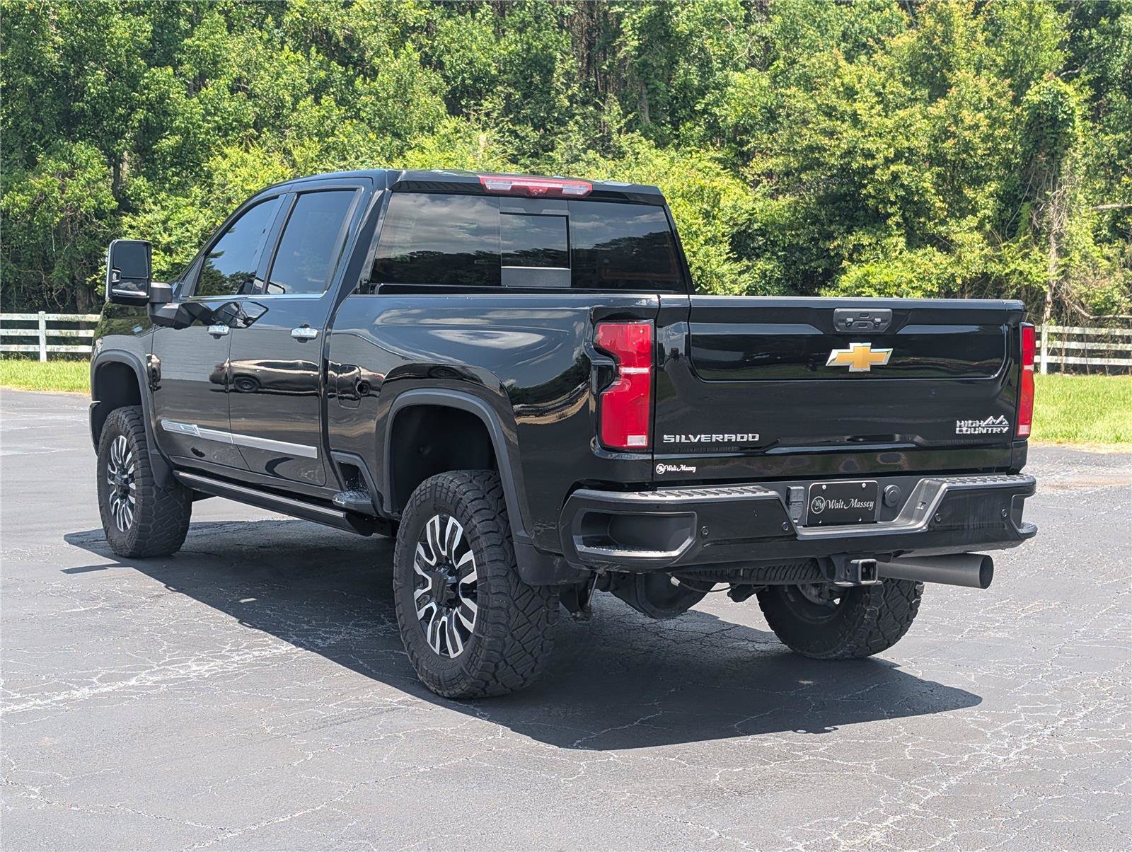 Used 2024 Chevrolet Silverado 2500 High Country w/ Technology Package AWD/4WD image 3