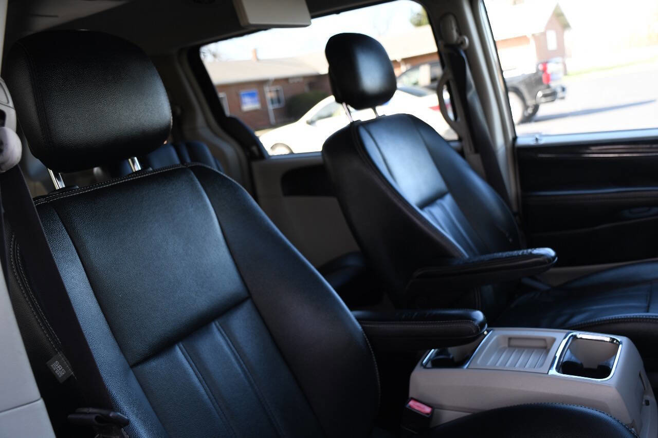 Used 2015 Chrysler Town & Country Touring FWD image 29