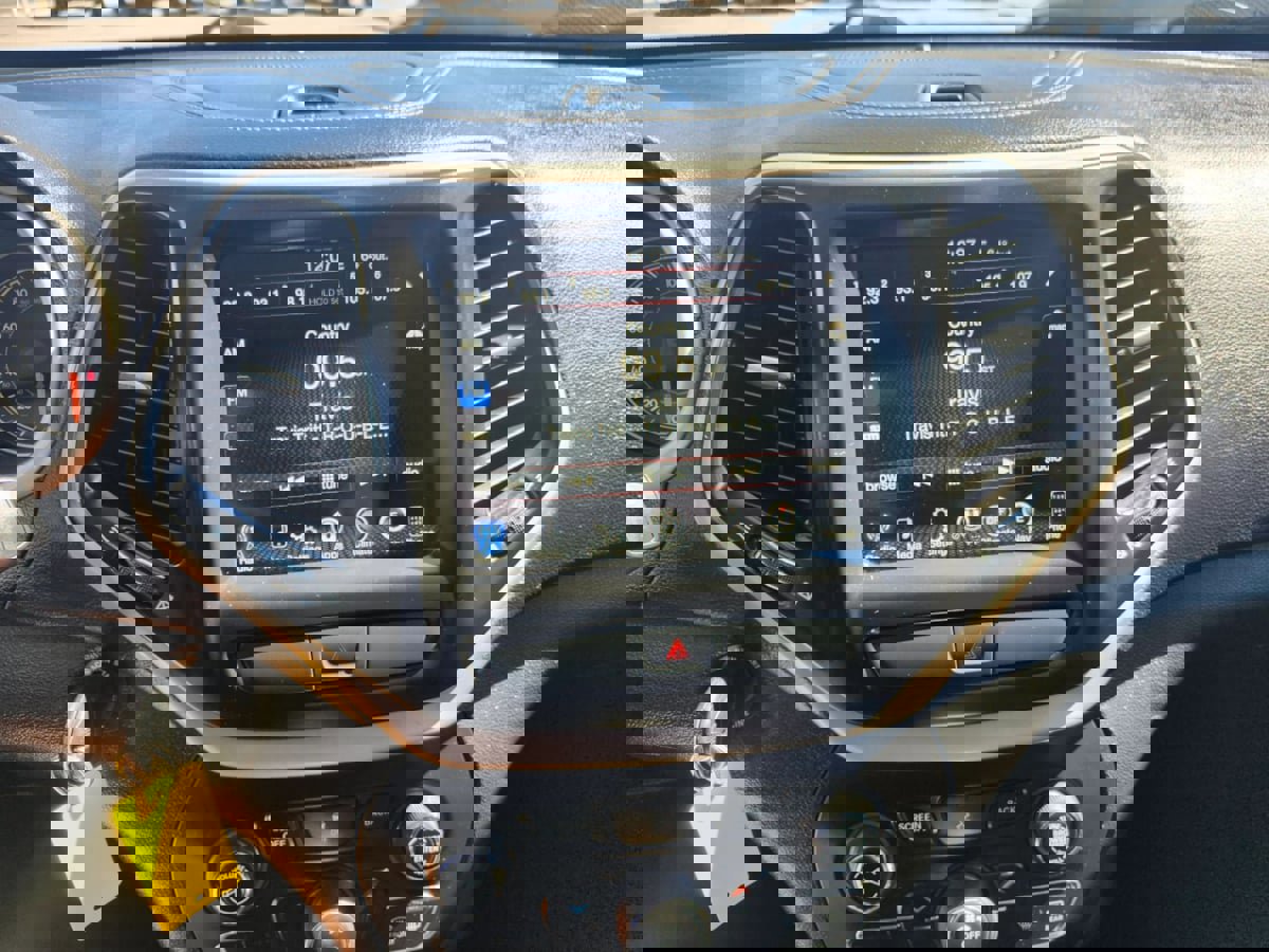 Used 2017 Jeep Cherokee Latitude image 24