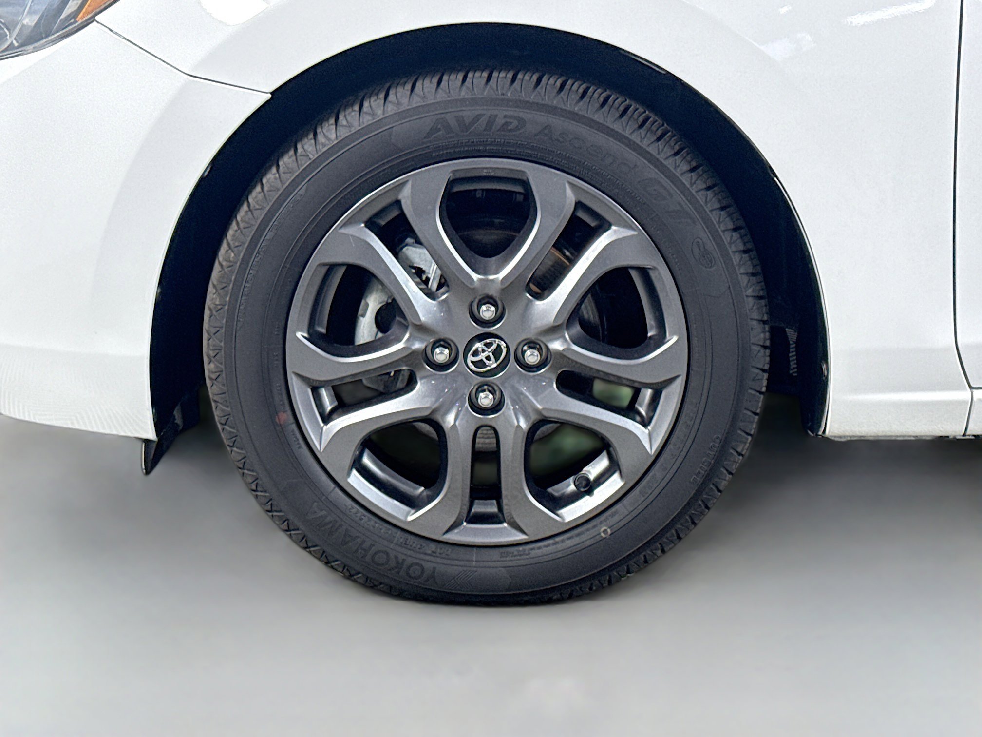 Used 2019 Toyota Yaris L image 38